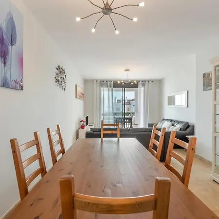 Spacious 6-bed In Marina De La