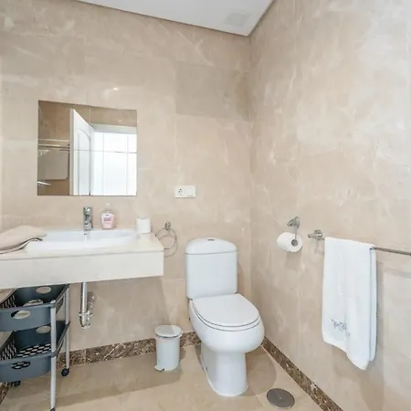 Spacious 6-bed In Marina De La