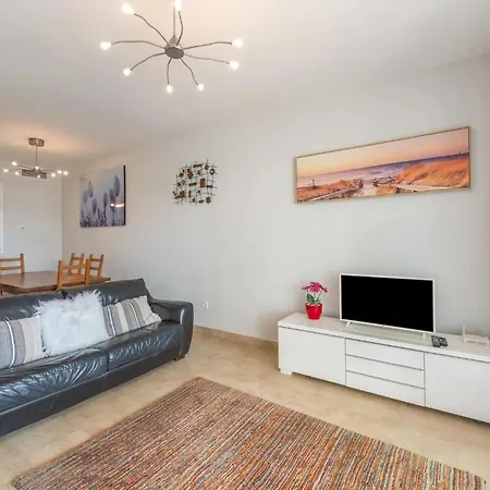 Spacious 6-bed In Marina De La