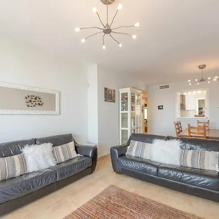 Spacious 6-bed In Marina De La アパート